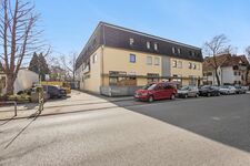 Außenansicht mit Parkplatz