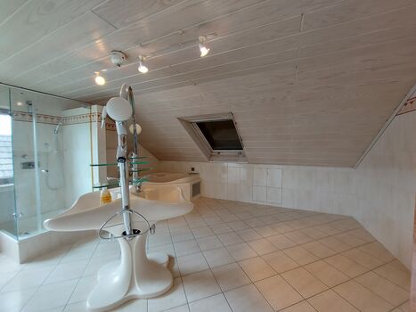 Das helle, einladende Bad lädt dazu ein, sich in entspannter Atmosphäre frisch zu machen. / The bright, inviting bathroom invites you to freshen up in a relaxed atmosphere.