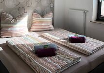 Schlafzimmer mit Doppelboxspringbett