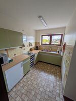 Küche voll ausgestattet.