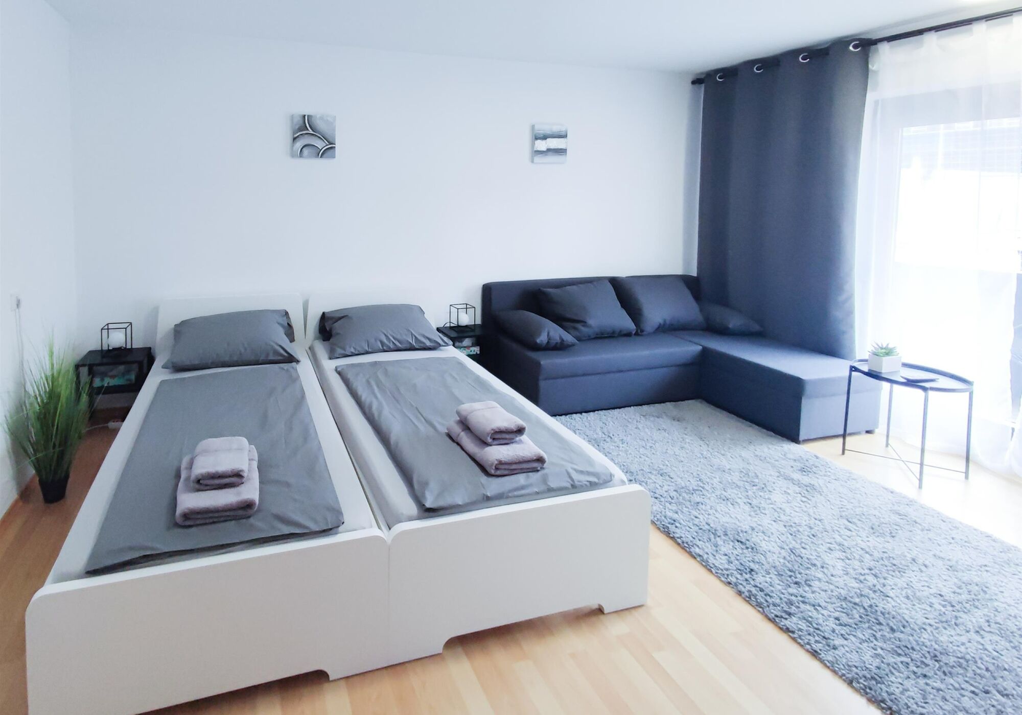 Schlafzimmer 1 mit Doppelbett und Schlafsofa / Bedroom 1 with double bed and sleeping couch