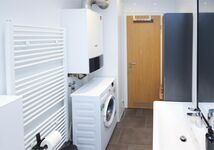 Badezimmer mit Waschmaschine / Bathroom with washing machine