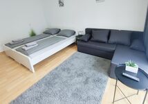 Schlafzimmer 1 mit Doppelbett und Schlafsofa / Bedroom 1 with double bed and sleeping couch