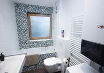 Badezimmer mit Waschmaschine / Bathroom with washing machine