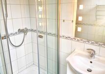 Badezimmer mit Dusche im Obergeschoss