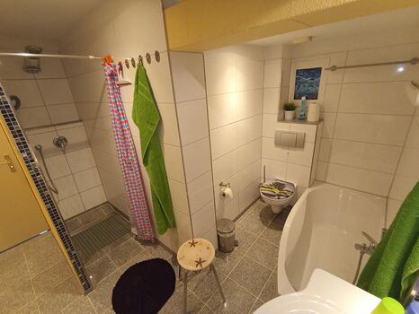 Bad mit großer Dusche