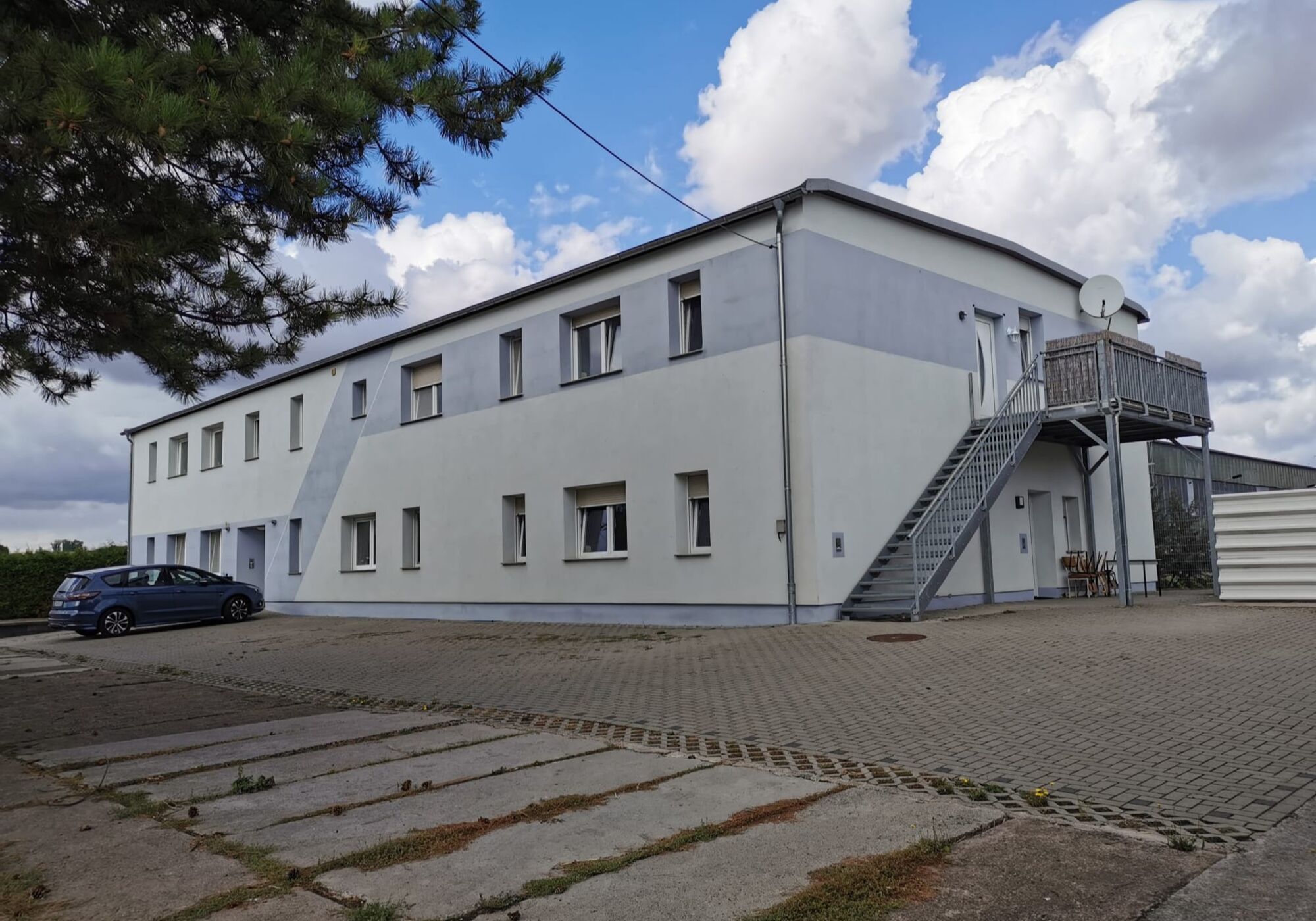 Frontansicht mit Seitenaufgang der Terrassenwohnung