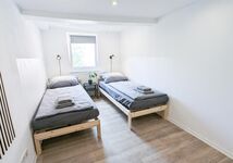 Schlafzimmer 2 mit 2 Einzelbetten und Smart TV / Bedroom 2