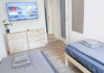 Schlafzimmer 2 mit 2 Einzelbetten und Smart TV / Bedroom 2