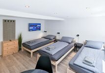 Schlafzimmer 1 mit 3 Einzelbetten und Smart TV / Bedroom 1