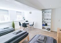 Schlafzimmer 1 mit 3 Einzelbetten und Smart TV / Bedroom 1