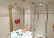 Bad mit Dusche und WC Doppelzimmer