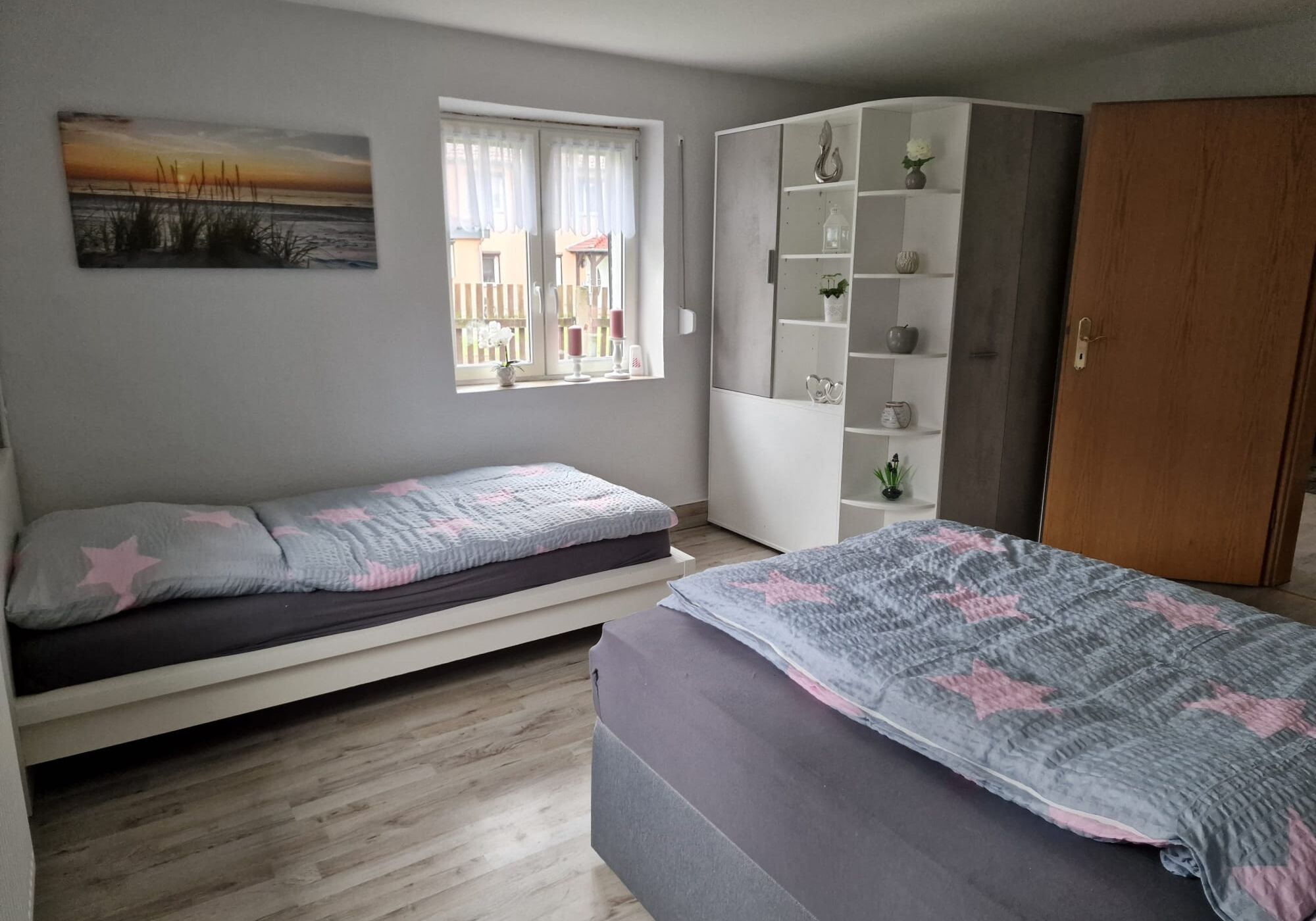 Schlafzimmer Einzelbett und Schrank 