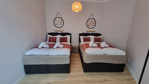Schlafzimmer mit 2 separaten 1,40m breiten Boxspringbetten