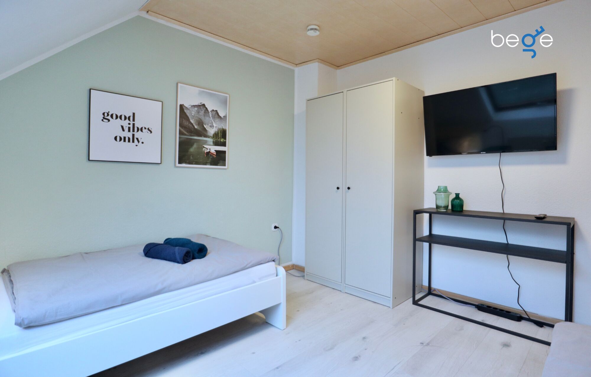 Schlafzimmer 1 mit zwei Einzelbetten, Sitzecke und Smart TV 