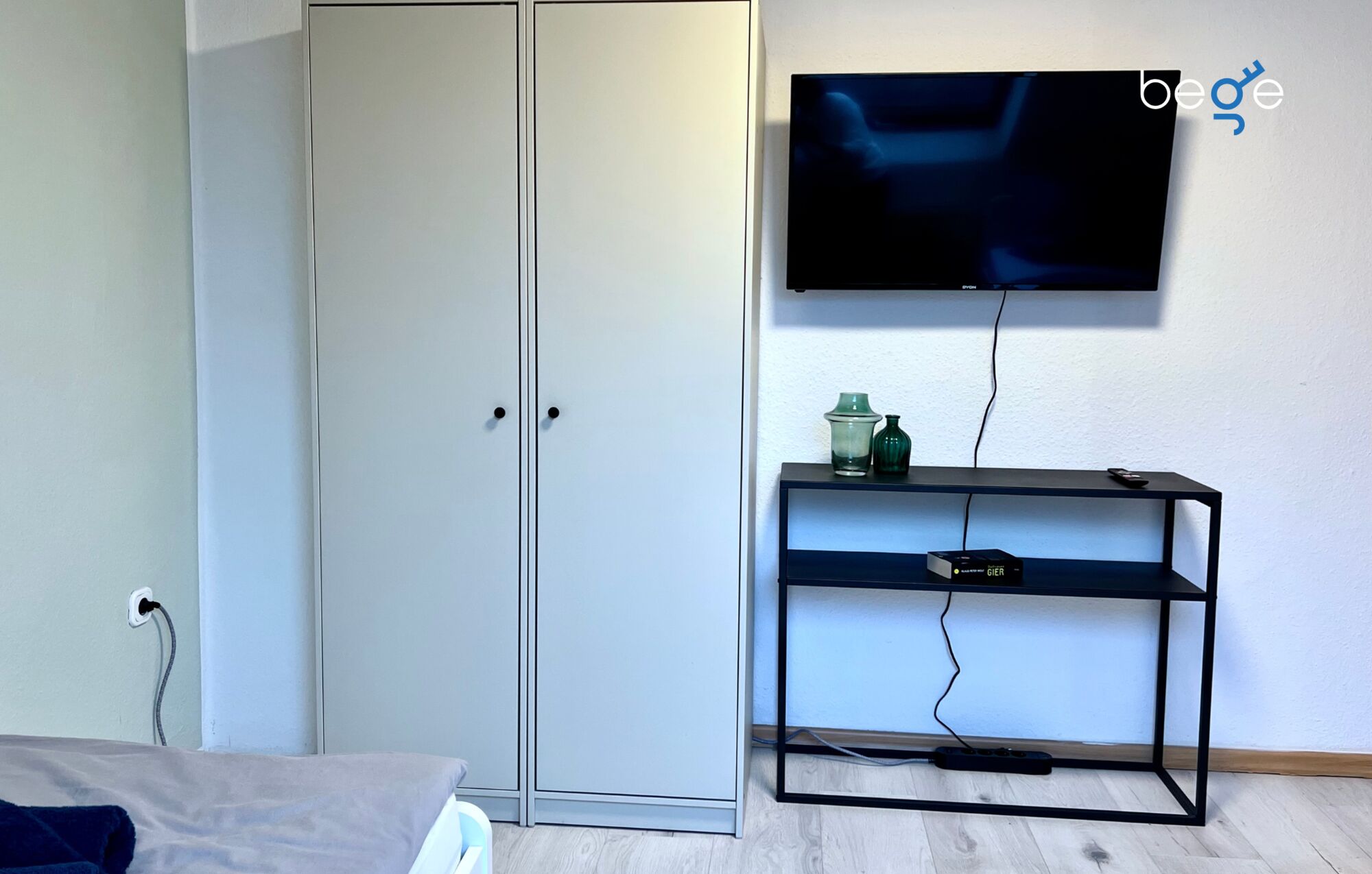 Schlafzimmer 1 mit zwei Einzelbetten, Sitzecke und Smart TV 