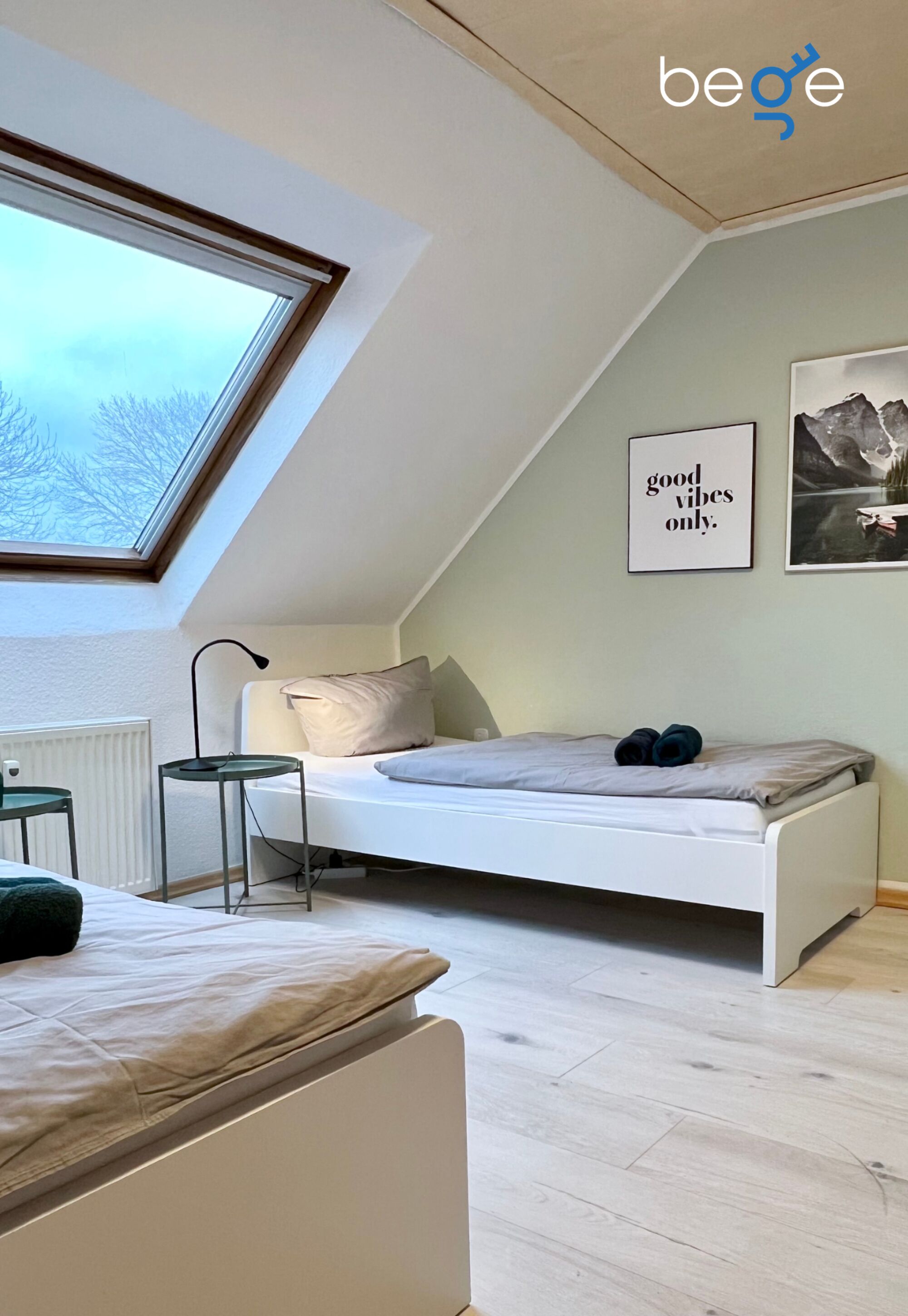Schlafzimmer 1 mit zwei Einzelbetten, Sitzecke und Smart TV 