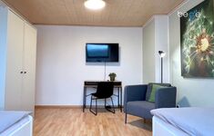 Schlafzimmer 2 mit zwei Einzelbetten, Sitzecke und Smart TV