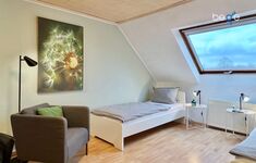 Schlafzimmer 2 mit zwei Einzelbetten, Sitzecke und Smart TV