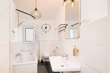 Modernes Badezimmer mit Badewanne