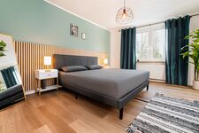 Modernes Schlafzimmer mit komfortablem Doppelbett