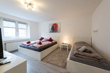 Wohnung 2: Doppelbett + Einzelbett (Schlafzimmer)