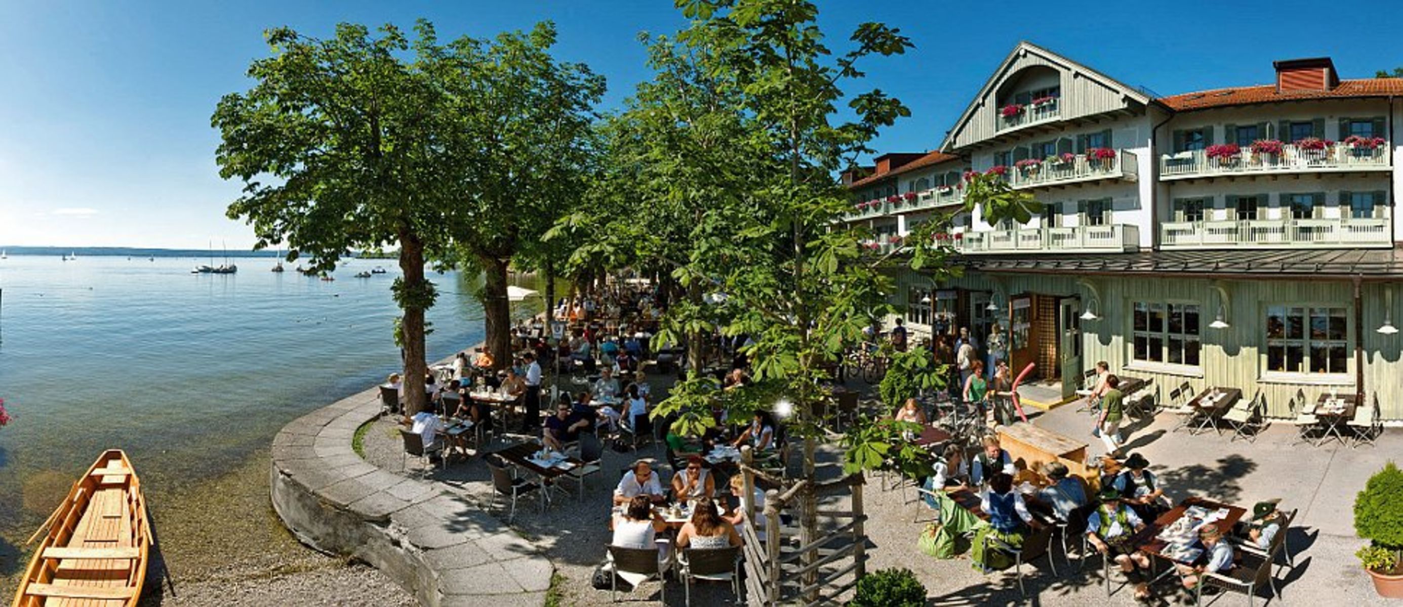 Hotelansicht mit Biergarten