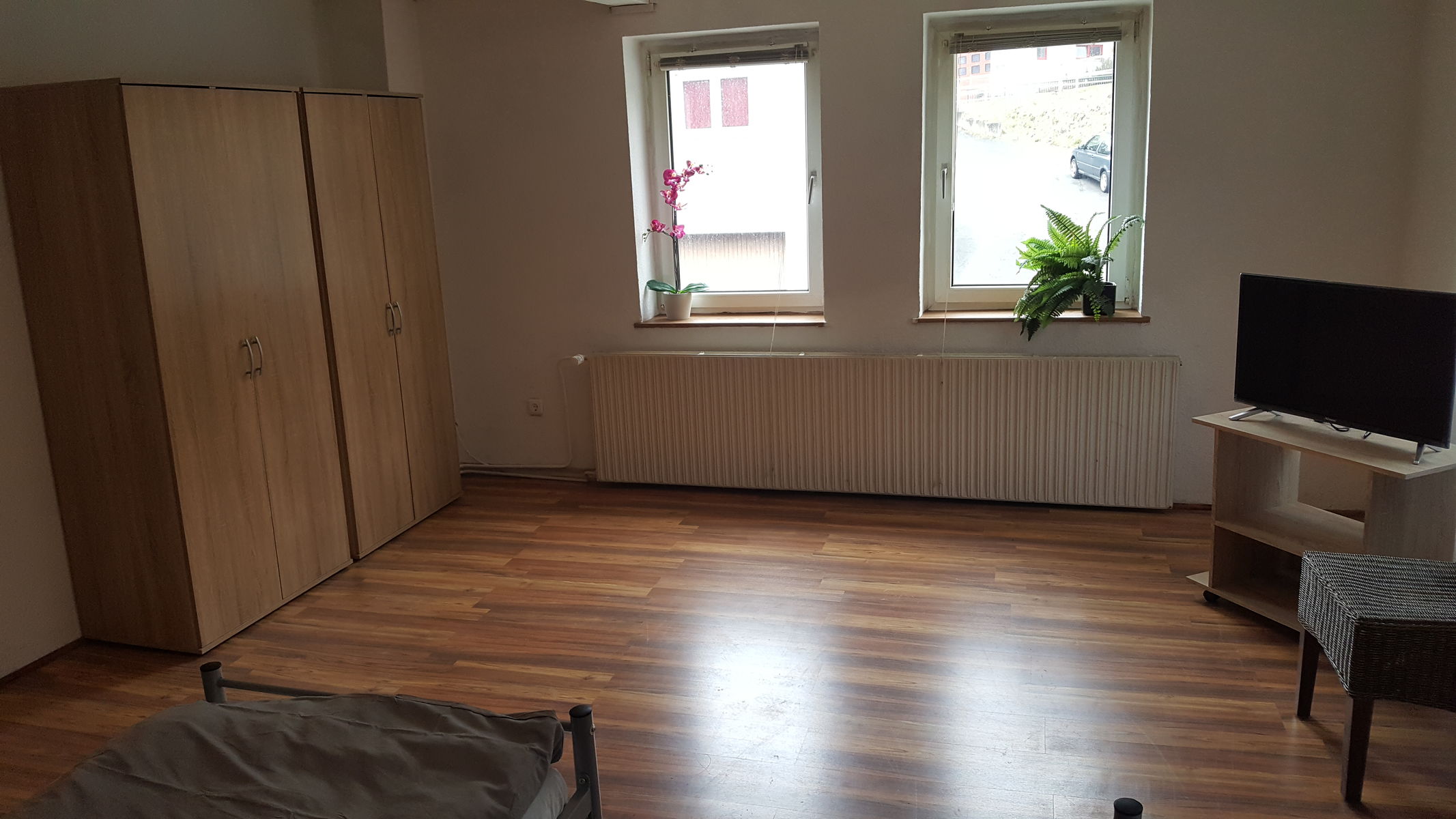 Zimmer mit bis zu 3 Betten, Schränken und Tisch