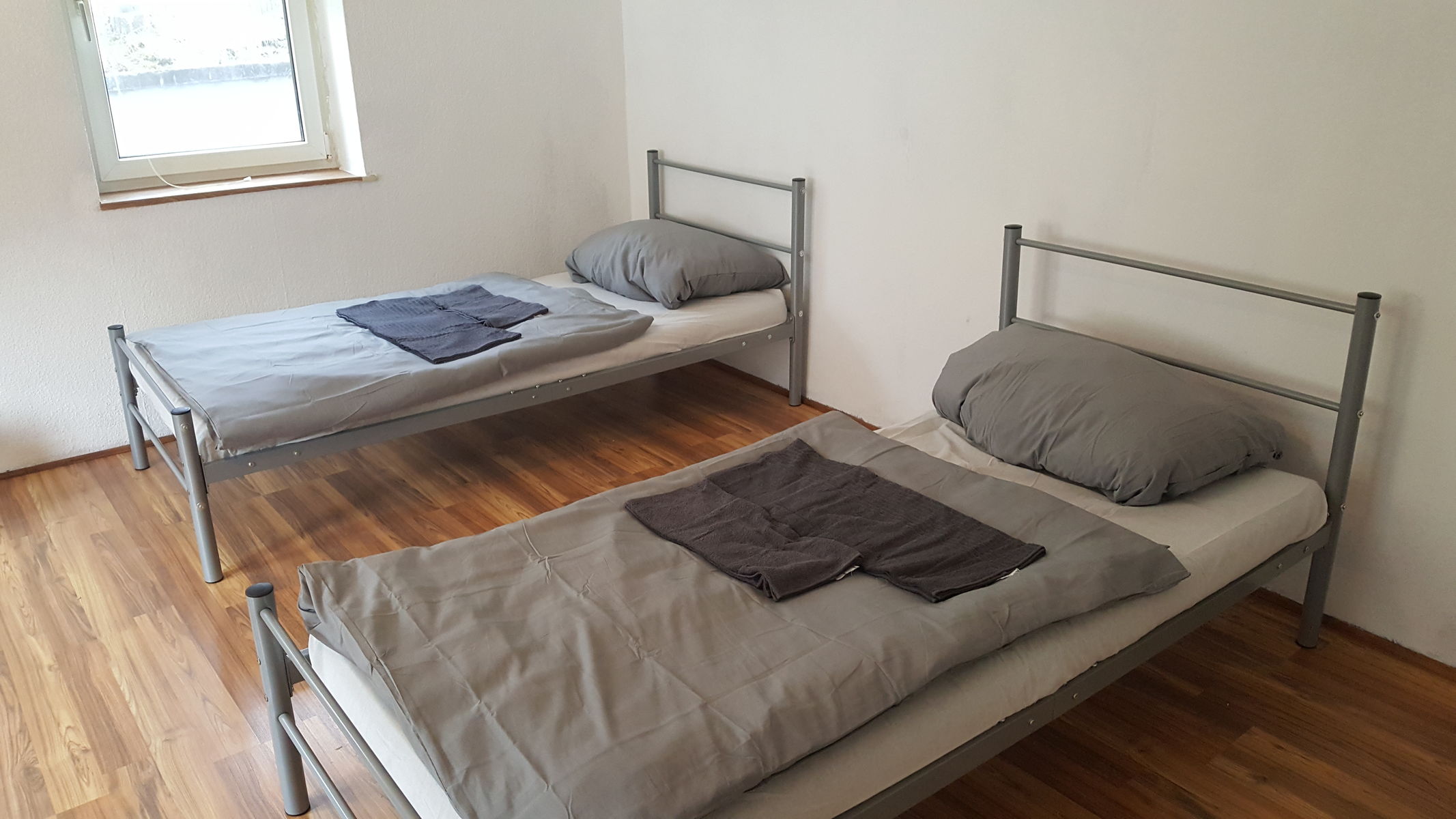 Doppelzimmer mit Betten, Schränken, Tisch