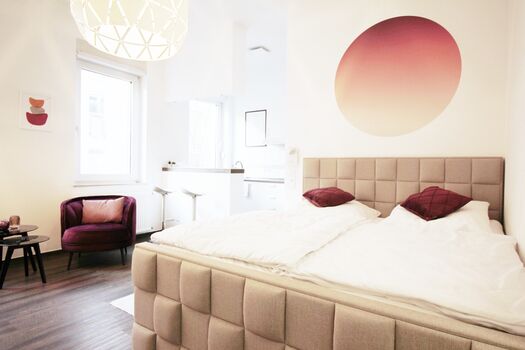 Schönes Apartment zentral gelegen ideal für Messe | Montage Bild 1