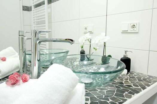 Schönes Apartment zentral gelegen ideal für Messe | Montage Bild 3