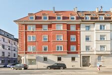 Außenansicht des Gebäudes. Rund um das Haus sowie auf dem direkt anliegenden großen öffentlichen Parkplatz stehen ausreichend kostenfreie Parkplätze zur Verfügung, auch für Transporter und LKW geeignet.