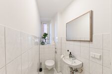 4-Zimmer-Wohnung: Separates WC Separates Gäste-WC mit Waschbecken und Tageslicht. Funktional und modern ausgestattet.