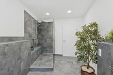 Modernes Duschbad – großzügig und komfortabel ausgestattet