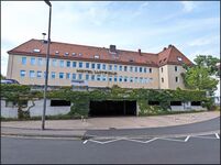 Gebäuderückseite Garageneinfahrt