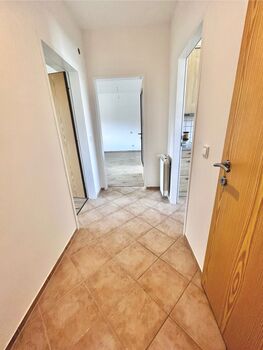 Moderne-möblierte Wohnung mit Einzelbetten und Balkon Bild 2