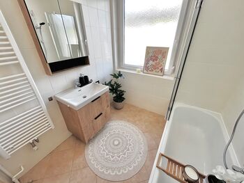 Moderne-möblierte Wohnung mit Einzelbetten und Balkon Bild 3
