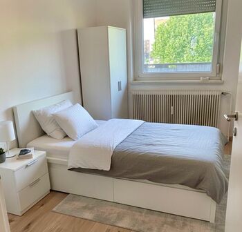 Moderne-möblierte Wohnung mit Einzelbetten und Balkon Bild 1