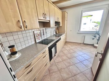 Moderne-möblierte Wohnung mit Einzelbetten und Balkon Bild 4