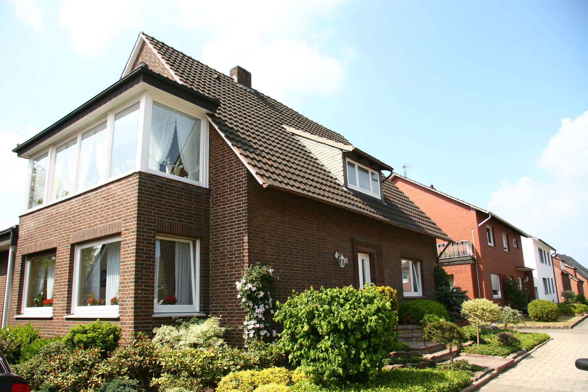 Die Wohnung befindet sich im 1. Stock und hat einen Wintergarten