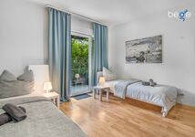 Schlafzimmer 1 mit Zugang zu Balkon und Garten