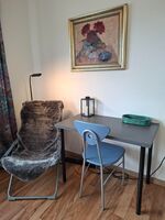 Grosses Schlafzimmer mit Sitz und Arbeitbereich