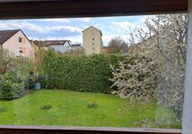 Ausblick vom Wohnzimmer in den Garten