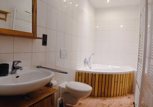 Badezimmer mit WC und Badewanne