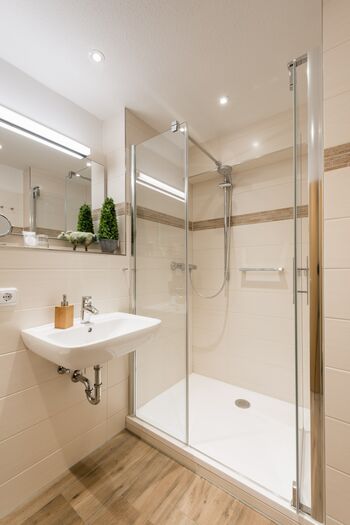 DIREKT AN DER B4 - KOMPLETT MODERN RENOVIERTE PENSION Bild 2