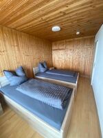 Schlafzimmer mit 2 Betten
