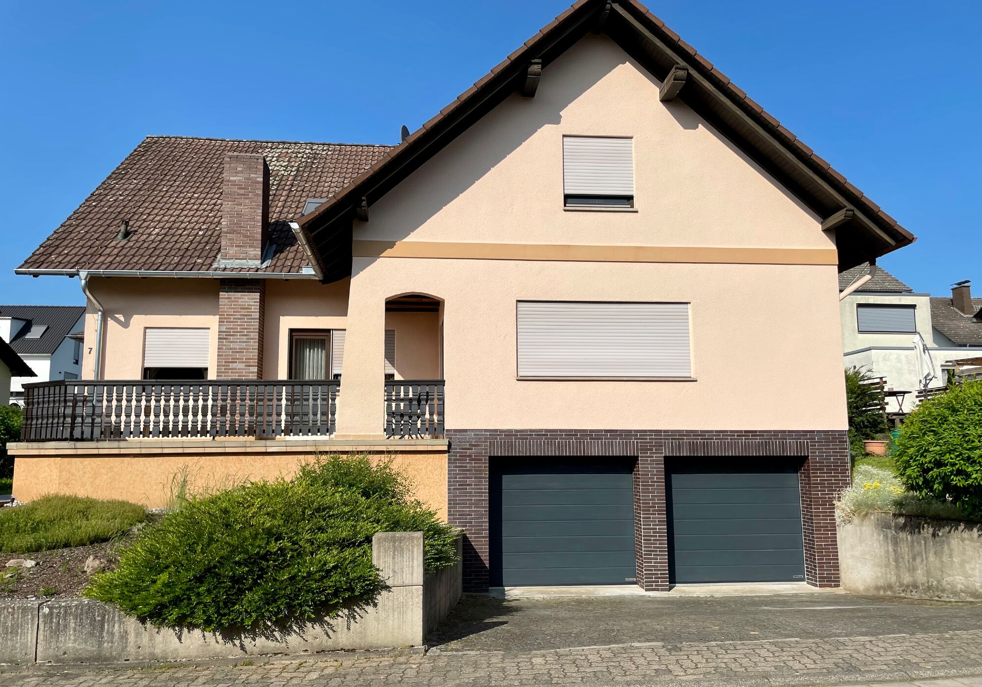 Haus Ansicht mit Garage/ PWK Stellplatz