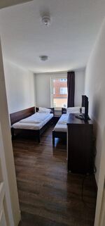Zentral gelegen, gut ausgestattete Mitarbeiterunterkünfte. Bild 1
