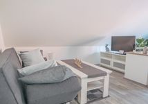 Wohnzimmer OG mit Couch (Schlafcouch für 1 Person) und TV