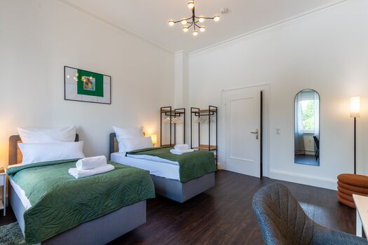 Ein großes Zimmer mit Einzel- oder als Doppelbett, TV +, Arbeitsplatz, Spiegel 